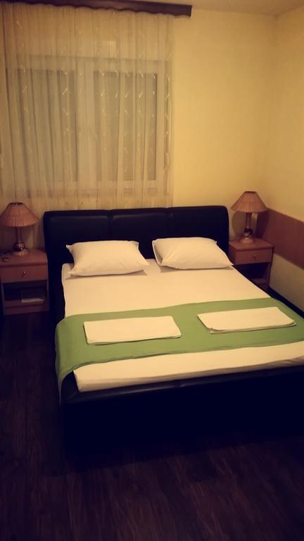 מוסטר Motel Aura חדר תמונה